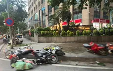 Mưa dông lớn quật đổ nhiều cây xanh, xe máy trên đường phố Hà Nội