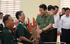 Bộ trưởng Bộ Công an thăm, tặng quà trung tâm điều dưỡng người có công tỉnh Phú Thọ