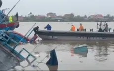 Ứng cứu 9 người bị gió lốc xô lật tàu ở Quảng Ninh