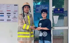 Rơi ví khi mặc áo mưa, người phụ nữ được CSGT trao trả