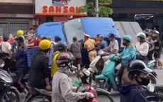 Hà Nội: Ô tô bán tải đâm trúng nhiều xe máy, CSGT và người dân hợp sức cứu nạn nhân
