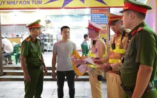 Cảnh sát giao thông Hà Nội tuyên truyền nồng độ cồn ngay tại quán nhậu