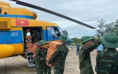 Bộ Quốc phòng huy động trực thăng mang hàng cứu trợ vùng lũ Nghệ An