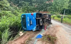 Lật xe khách chở 19 sinh viên đi phát quà từ thiện ở Lâm Đồng