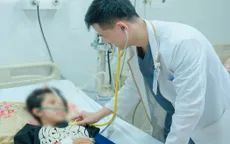 Bé gái 12 tuổi nguy kịch vì sốc sốt xuất huyết nặng