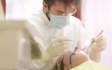 Khủng hoảng quá tải trong hệ thống y tế công, người dân Anh ồ ạt ra nước ngoài chữa răng