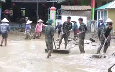 Thầy cô giáo ở Nghệ An lội bùn dọn dẹp trường lớp sau lũ