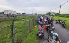 Người đàn ông bất ngờ lao ra khỏi xe ô tô khi đang di chuyển trên cao tốc