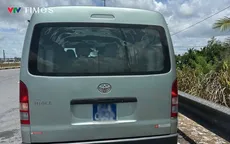 Cảnh sát giao thông phạt xe biển xanh đi vào làn khẩn cấp trên cao tốc