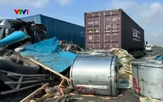 Cuộn thép hàng chục tấn lăn đè nát cabin xe đầu kéo