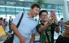 U23 Việt Nam mang cúp vô địch Đông Nam Á lên máy bay rời Indonesia