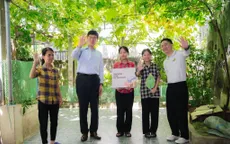 Tổng Giám đốc Samsung Việt Nam trao yêu thương, gửi hy vọng đến lá chưa lành của Cặp lá yêu thương