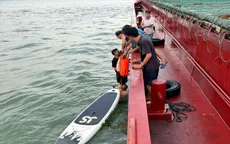 Cứu vớt được hai bố con lênh đênh trên biển nhiều giờ