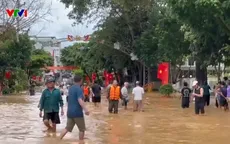 Nước lũ dâng cao tràn vào nhà dân ở Sơn La, một số bản bị cô lập