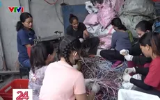 Nhiều người Philippines liều mình mưu sinh với rác thải điện tử