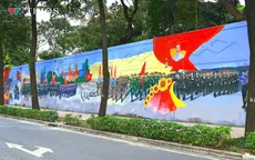 "Đi trong vòng tay nhân dân": Bức tranh diễu binh dài 300m giữa lòng thành phố