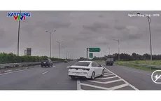 Ô tô chuyển làn thiếu quan sát gây nguy hiểm trên cao tốc