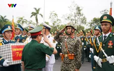 Thượng tướng Trương Thiên Tô tặng quà, động viên cán bộ, chiến sĩ quân đội tham gia diễu binh