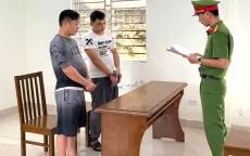 Giả danh công an, mang còng số 8 xông vào tụ điểm đánh bạc cướp tiền