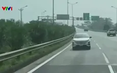 Ô tô đi ngược chiều trên cao tốc gây mất an toàn