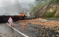 Xe đầu kéo bốc cháy sau va chạm xe tải trên đèo Mang Yang, Gia Lai