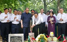 Chủ tịch Quốc hội Trần Thanh Mẫn dâng hương tưởng niệm các bậc tiền bối cách mạng tại Tuyên Quang
