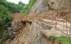 Quốc lộ 16 qua Nghệ An bị chia cắt do sạt lở nghiêm trọng