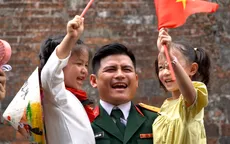 Cuộc hội ngộ bất ngờ của em bé và chú bộ đội Điện Biên trong Cha con vạn dặm