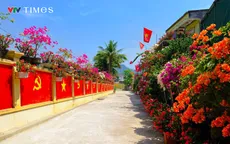 Đôi vợ chồng trẻ biến bờ tường cũ thành “con đường cờ” rực đỏ chào mừng Quốc khánh 2/9