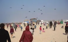 Người Palestine tranh giành hàng cứu trợ được thả từ máy bay