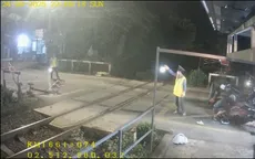 Kịp thời cứu hai người lao vào chắn đường ngang khi tàu sắp tới