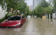 Hàng loạt xe máy, ô tô ở Hà Nội chết máy do ngập sâu, giao thông tê liệt