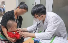 Vượt bão đưa con đi tìm lại nụ cười