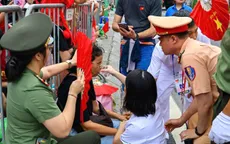 CSGT Hà Nội kịp thời hỗ trợ người nước ngoài bị ngất khi xem sơ duyệt A80