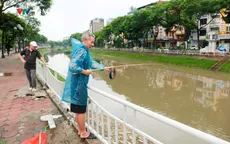 Nhiều người dân ra sông Tô Lịch câu cá sau mưa bão