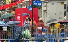 Người dân “đội mưa” từ sáng sớm giữ chỗ chờ xem sơ duyệt diễu binh, diễu hành A80