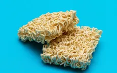 Hiểm họa từ trào lưu “thử thách ăn mì sống” trên mạng xã hội