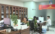 Chủ hộ đại diện gia đình nhận quà tặng 2/9