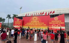 Người dân và du khách hào hứng chụp ảnh cùng dàn pháo lễ
