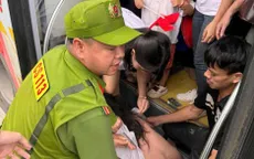 Ngăn chặn người phụ nữ nghi vấn trộm cắp trên xe buýt ở Hà Nội