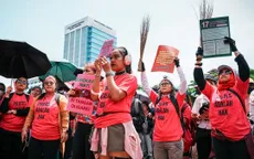 Làn sóng bạo loạn tại Indonesia: Phụ nữ cầm chổi xuống đường biểu tình