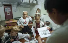 Học sinh Ukraine khai giảng năm học mới dưới hầm ngầm