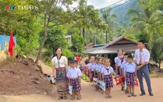 Nghệ An: Chính quyền hỗ trợ học sinh băng suối, vượt rừng đến trường tham gia khai giảng
