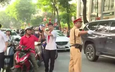 Kéo giảm ùn tắc giao thông trước cổng trường học