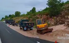 Cát trên đồi tràn xuống cao tốc Vĩnh Hảo - Phan Thiết gây cản trở giao thông