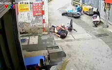 Mải xem điện thoại, tài xế xe máy điện đâm hất văng người đi xe đạp