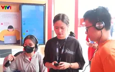 Người dân được đeo tai phone, lắng nghe cuộc gọi lừa đảo tại Triển lãm thành tựu đất nước