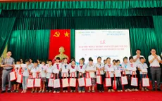 Trao gần 500 suất học bổng vượt khó cho học sinh khó khăn tại Nghệ An