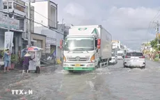 Triều cường dâng cao gây ngập nặng Quốc lộ 1A, đoạn qua tỉnh Cà Mau