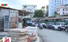 Dự án dang dở, đường vào Đại học Hà Nội ngập trong rác thải